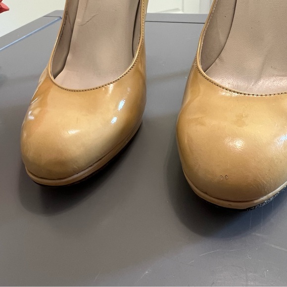 Stuart Weitzman Taupe Tan Patent Leather Round Toe Heels - Picture 11 of 11